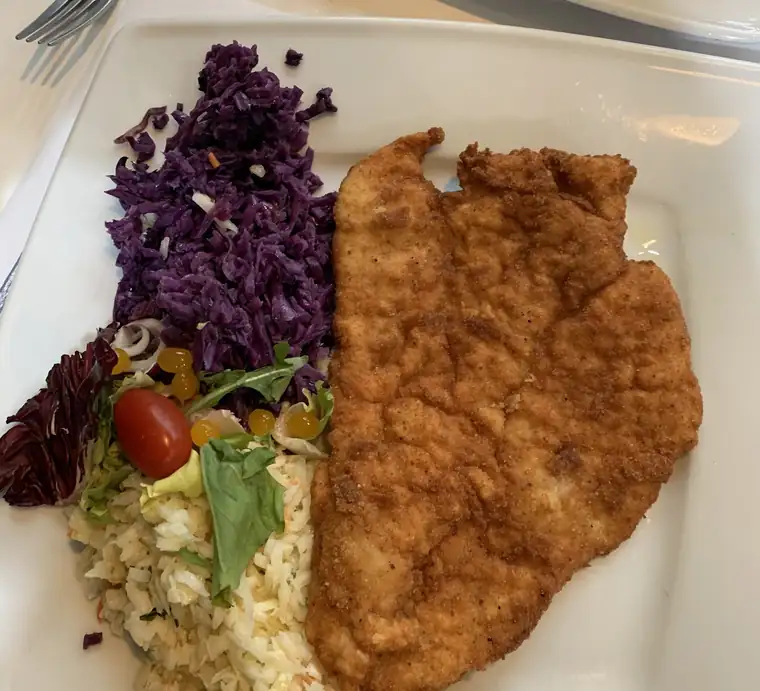 Kotlet z kapustą i surówką