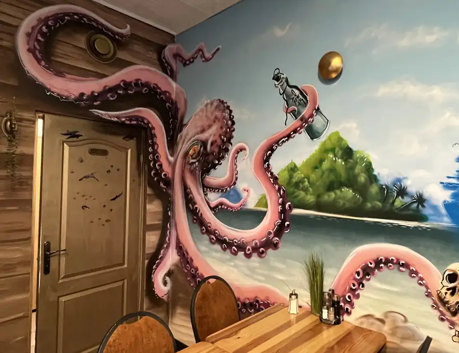 Mural z różową ośmiornicą i statkiem na morzu