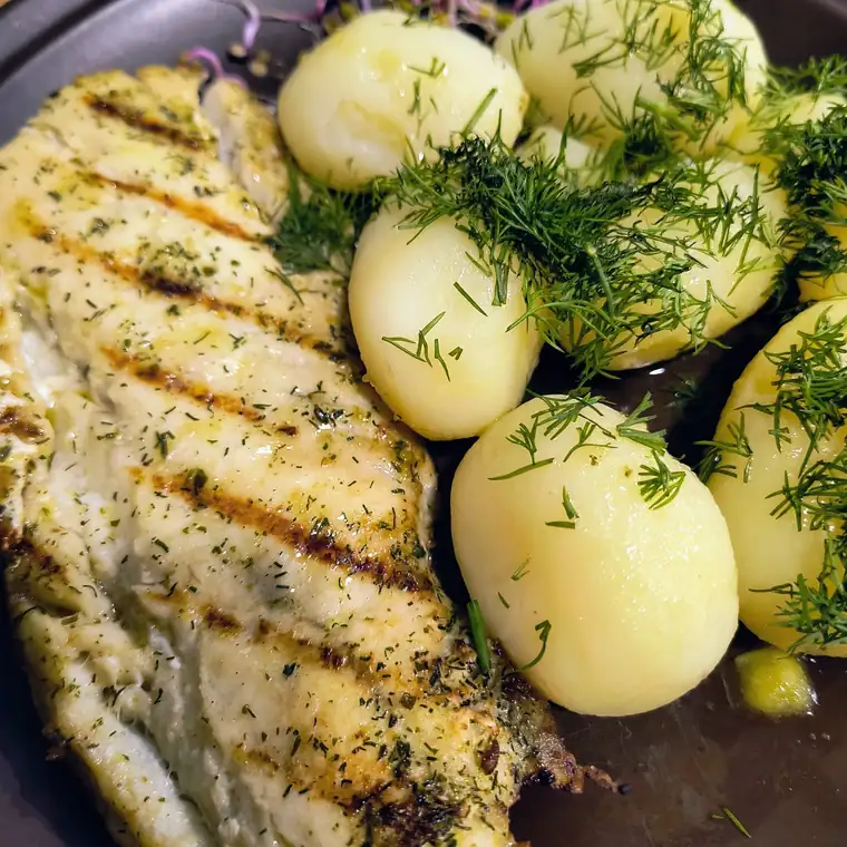 Grillowana ryba z ziemniakami i koperkiem — zdjęcie gościa