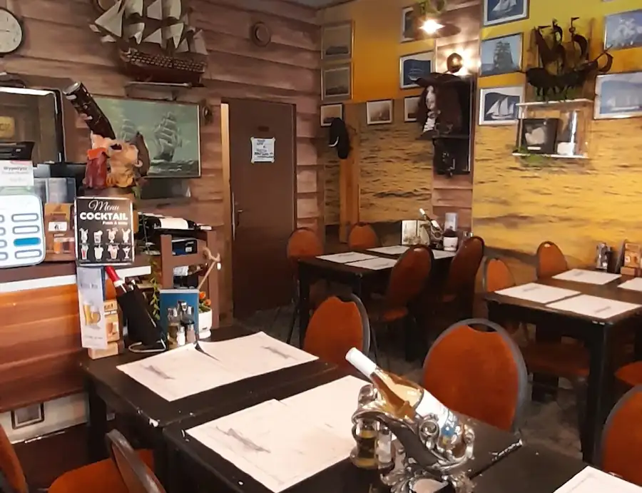 Sala z drewnianymi stolikami i lampami